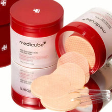 Load image into Gallery viewer, Medicube Red Succinc Acid peeling pad 70pads 155g ميديكيوب بادز تقشير جلد الميت وتوحيد البشرة وتقليل الحبوب والمسام والبثور
