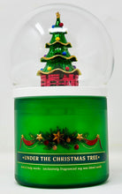 Load image into Gallery viewer, Bath &amp; Body Works UNDER The Christmas Tree Candle 🌲 شجرة كرسمس كرة زجاجيه + شمعة باث&amp;بودي وركس الاصدار الامريكي
